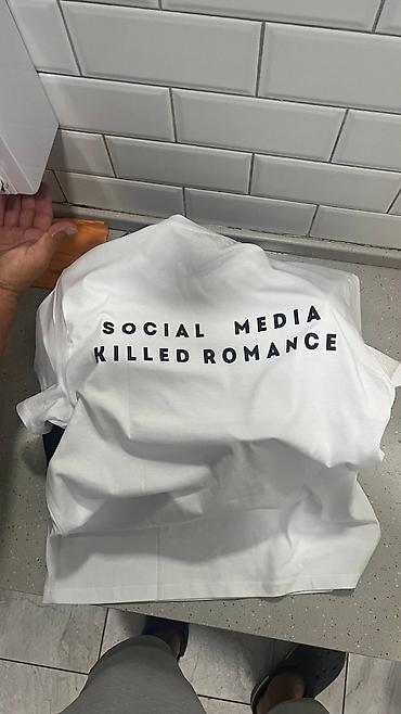 черный плащ: Футболка белая с принтом “SOCIAL MEDIA KILLED ROMANCE” на спине. - — 3