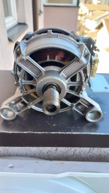 Motori za veš mašine: Whirlpool Motor Veš Mašine FWL61252W EU
Potpuno Ispravan Motor — 3