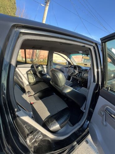 Kia: Kia Picanto EX, qara rəng, 5 qapılı hetçbek. Xüsusiyyətlər: - Kompakt — 7