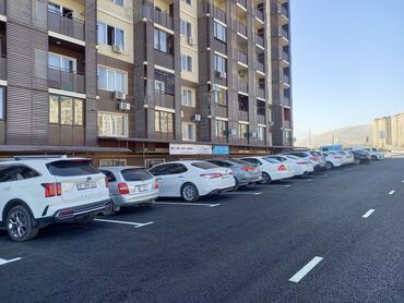 парковка в аренду: Парковочное место на открытой стоянке, идеально расположенное рядом с