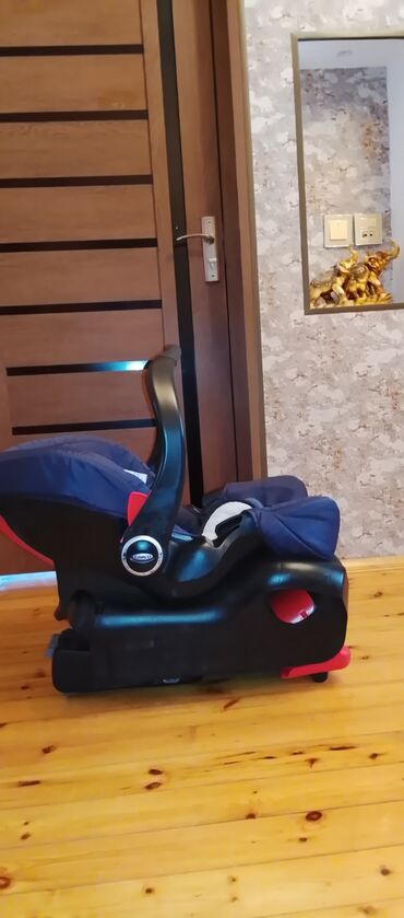 Graco Tri-logic avtosebet əla vəziyyətdə maşina bağlanan hissə çıxır