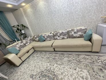 диваны бу срочный: Бурчтук диван, түсү - Саргыч боз, Колдонулган
