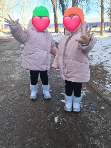 детские зимние одежды: Куртки Zara, зимние. Размер 2-3 года. Сама куртка легко стирается