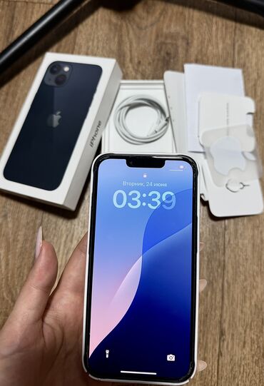 телефоны купить бу: IPhone 13, Колдонулган, 256 ГБ, Midnight, Коргоочу айнек, Каптама, Кабель