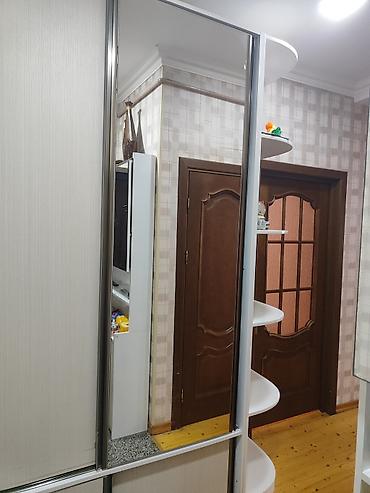 yataq dolab: Dəhliz üçün şkaf – güzgülü, künc rəfli - Qapılar: 4 sürgülü panel – — 3