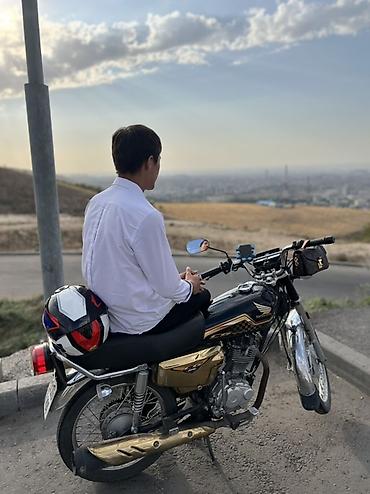 Мотоцикл Honda (классика/road) — черный с золотистыми элементами at lalafo.kg Мотоцикл Honda (классика/road) — черный с золотистыми элементами