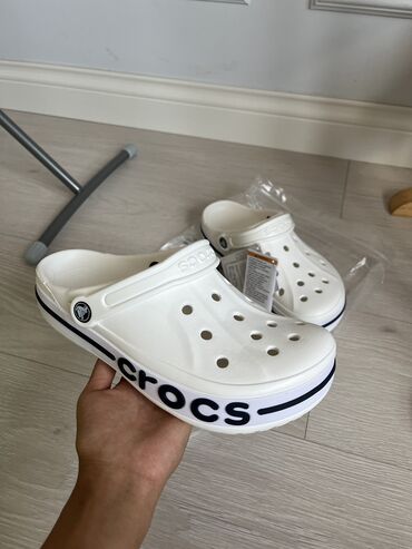 оригинальные кроксы: Босоножки, 39, Crocs, Новый, цвет - Белый, Самовывоз, Платная доставка