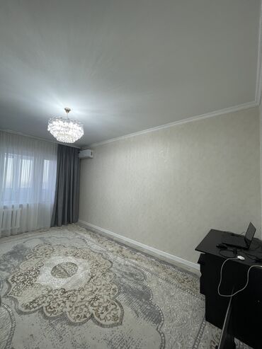 срочно продаётся 1 комнатная квартира в районе ошского рынка по улице молодая гвардия токтогула: 1 комната, 42 м², 106 серия, 7 этаж, Дизайнерский ремонт