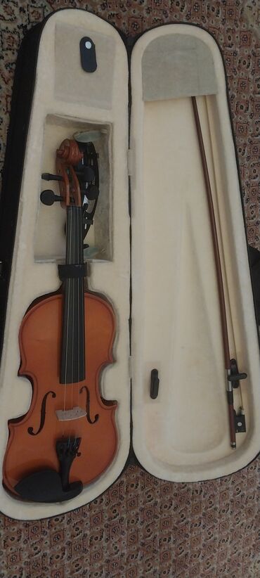 Пианино: Skripka dəsti üstündə partitura və çiyin dayağı hədiyyə,AŞAĞI YERİ