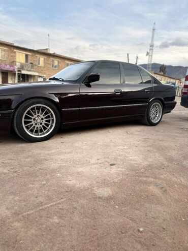 BMW: Продается BMW E34 в кузове седан, окрашенная в темно-бордовый цвет
