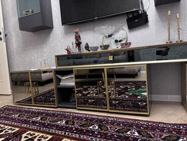 Mətbəx mebeli: Tv stend ve jurnal masa bir yerde 150 azn yenidir qiriq siniq hec bir