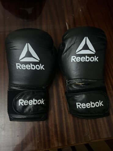 ufc elcek: ReeBok firmasinin qara elceyi cox xirda tikisden sokulmeleri var