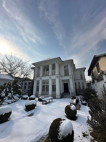 Долгосрочная аренда домов: 370 м², 6 комнат, Балкон застеклен, Забор, огорожен, Парковка — 8