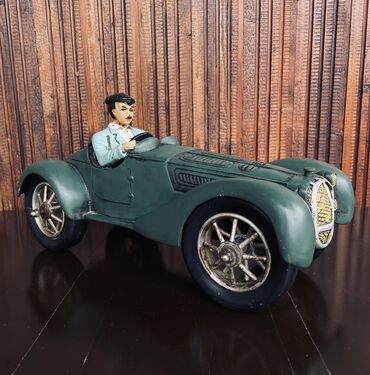 i kvalitetan: Vintage model automobila

Dužina: 38cm