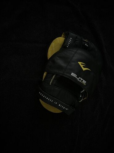 боксёрские перчатки для детей: Лапа боксерская Everlast Elite черного цвета с желтыми акцентами
