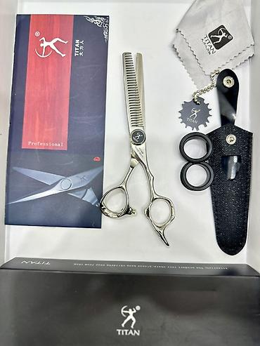 Digər alət dəstləri: Titan Professional bərbər qayçı dəsti Məhsulun tərkibi: - 1 ədəd düz — 6