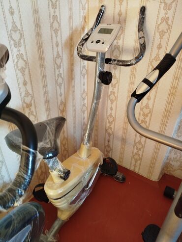 Velotrenajorlar: Stasionar məşq velosipedi - Rəqəmsal ekran: vaxt, məsafə, sürət və