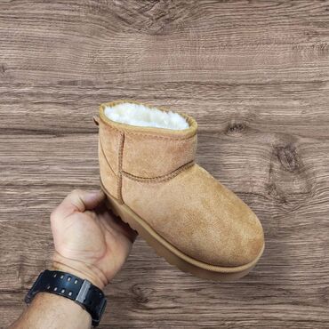 Ugg čizme: Ugg dečije čizmice crne krem kamel NOVO Novo Brojevi 35 do 36 fb — 1