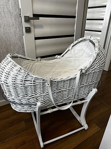 mothercare: Ağ rəngli toxuma səbət beşik və taxta yelləncək stend dəsti - Brend — 1