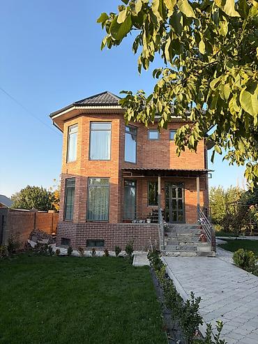 трёхэтажный дом: 200 м², 6 комнат и более, Без животных — 1