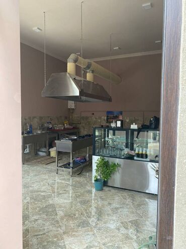 Restoran, kafelər: Sabunçu rayonu aeroport yoluna yaxın 30sot geniş həyəti olan 800 kv.m — 2