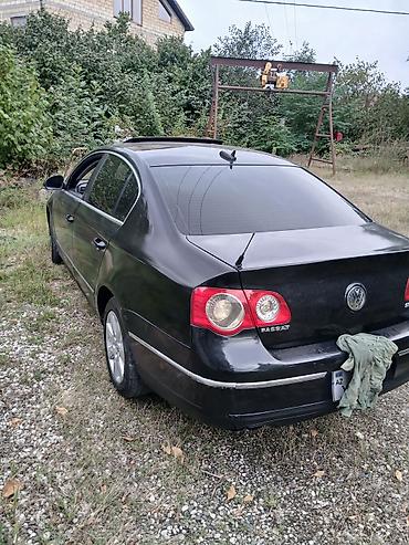 015 maşını: Volkswagen Passat sedan. Avtomobilin salonu qara rəngdədir və ön — 10