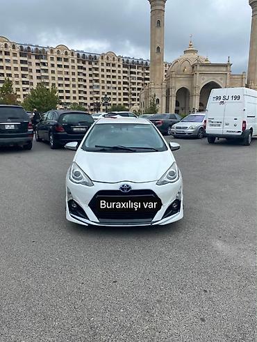sprinter satisi: Toyota Aqua Hybrid – ağ rəngli, şəhər üçün ideal kompakt hetçbek — 1