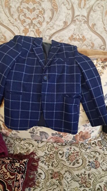 женские нарядные комбинезоны: Uşaq üçün klassik üslubda göy rəngli pencək. - Naxış: Ağ-çəhrayı