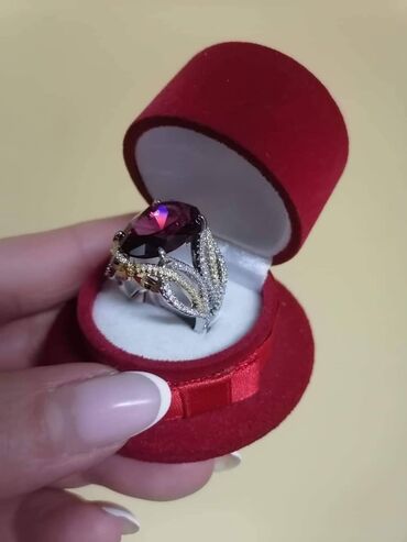 Prstenje: Prsten Vel:10
Cena:1300din — 8