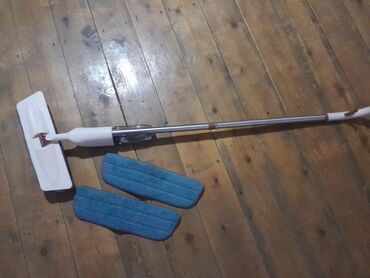 taxta emalı: Spreyli mikrofiber mop dəsti - Sprey mexanizmi: Dəstənin üzərində