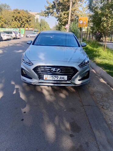 спорт машины: Hyundai Sonata, серебристый седан бизнес-класса. Основные