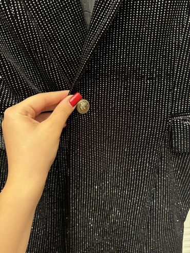 Ziyafət donları: Qara rəngdə, xırda parıltılı daşlarla bəzədilmiş qadın — 6