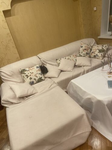 черный кожанный диван: Цвет - Белый, Б/у