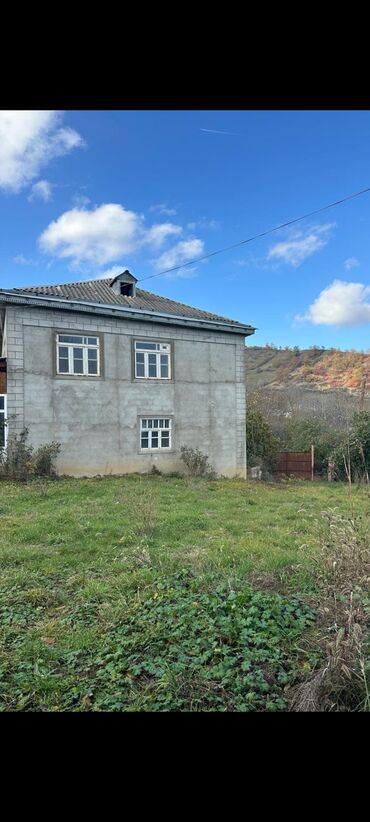 загородный дом с гаражом: Satılır: dağ mənzərəli həyətyanı sahəsi və yaşayış evi Tebiete çox