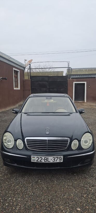 Mercedes-Benz: Mercedes-Benz E 240: 2.6 l | 2002 il Sedan — 2