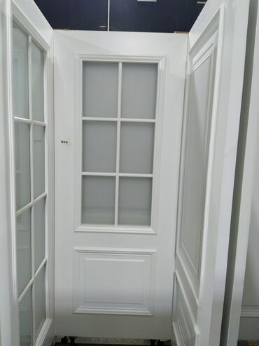 Otaq qapıları: Ağ rəngdə, şüşəli daxili qapı. Qapının şüşəsində dekorativ naxışlar — 5