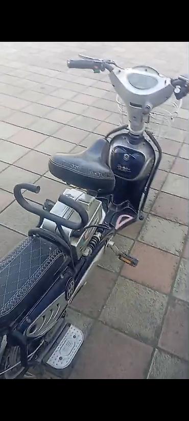 giant velosiped satilir: Elektrik velosipedi/scooter ‑ Rəng: tünd mavi-gümüş ‑ Ön tərəfdə — 6