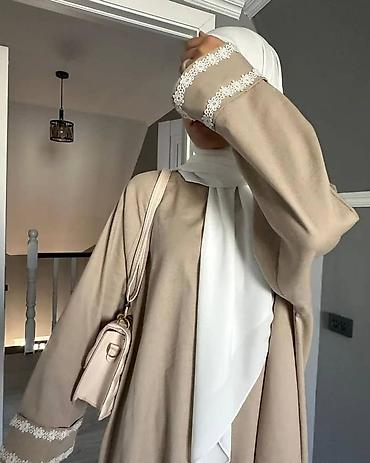 Повседневные платья: Платье-абайя в спокойном бежевом оттенке. - Свободный прямой крой с — 1