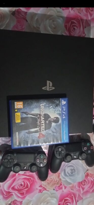 PS4 (Sony Playstation 4): Playstation 4 pro. 2 pultla və disklə satılır . Çox az istifadə