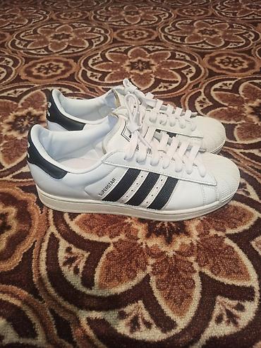бут кимдер: Эркектердин кроссовкасы, 43, Adidas, Колдонулган, түсү - Ак — 3