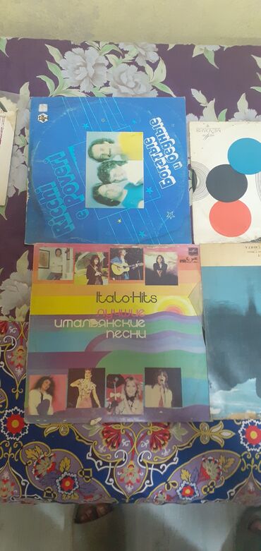 Наушники: Müxtəlif ifaçıların və janrların daxil olduğu vinil val dəsti. Bu