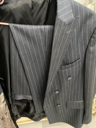 kisi kastyumlari: Ramzotti kişi kostyumu – zolaqlı, ikicərgəli klassik model. Rəng: tünd