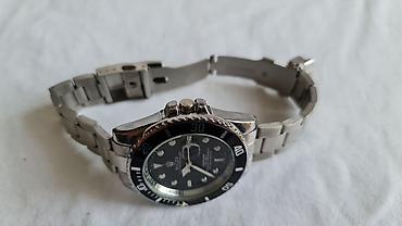 mona kais: Čelični ručni sat sa dizajnom inspirisanim Rolex Submariner modelom — 3