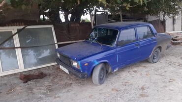 зеркало для автомобиля: Mavi rəngli Lada Nova Combi sedan. Bu klassik model ənənəvi dizaynı