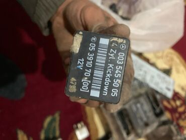 Maqnitofonlar: Bosch avtomobil maqnitofonu (head unit) üçün əsas blok və metal montaj — 29