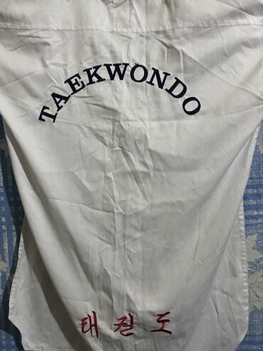 Əlcəklər: Taekvondo formasının üst geyimi (dobok üstü) - Rəng: ağ, incə zolaqlı