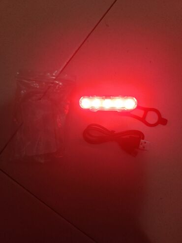 Velosiped aksesuarları: Velosiped üçün qırmızı LED arxa işıq. USB kabeli ilə enerji yığılır