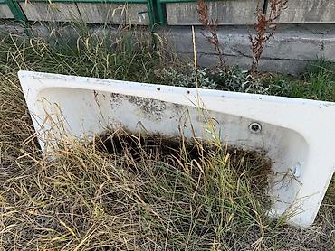Ванна прямоугольная, пристенная, белого цвета. Подходит для установки