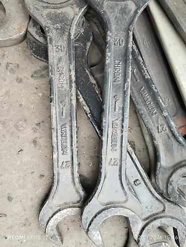 Инструменты для авто: Предлагается набор различных металлических гаечных ключей. В — 17