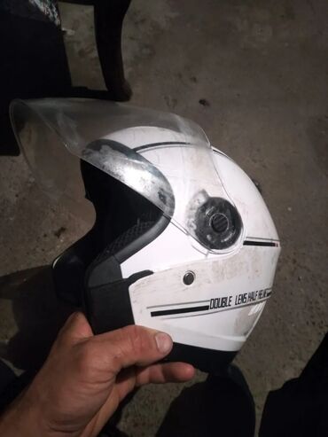 Ağ rəngli motosiklet dəbilqəsi, yarım üz dizaynına malikdir və "Double